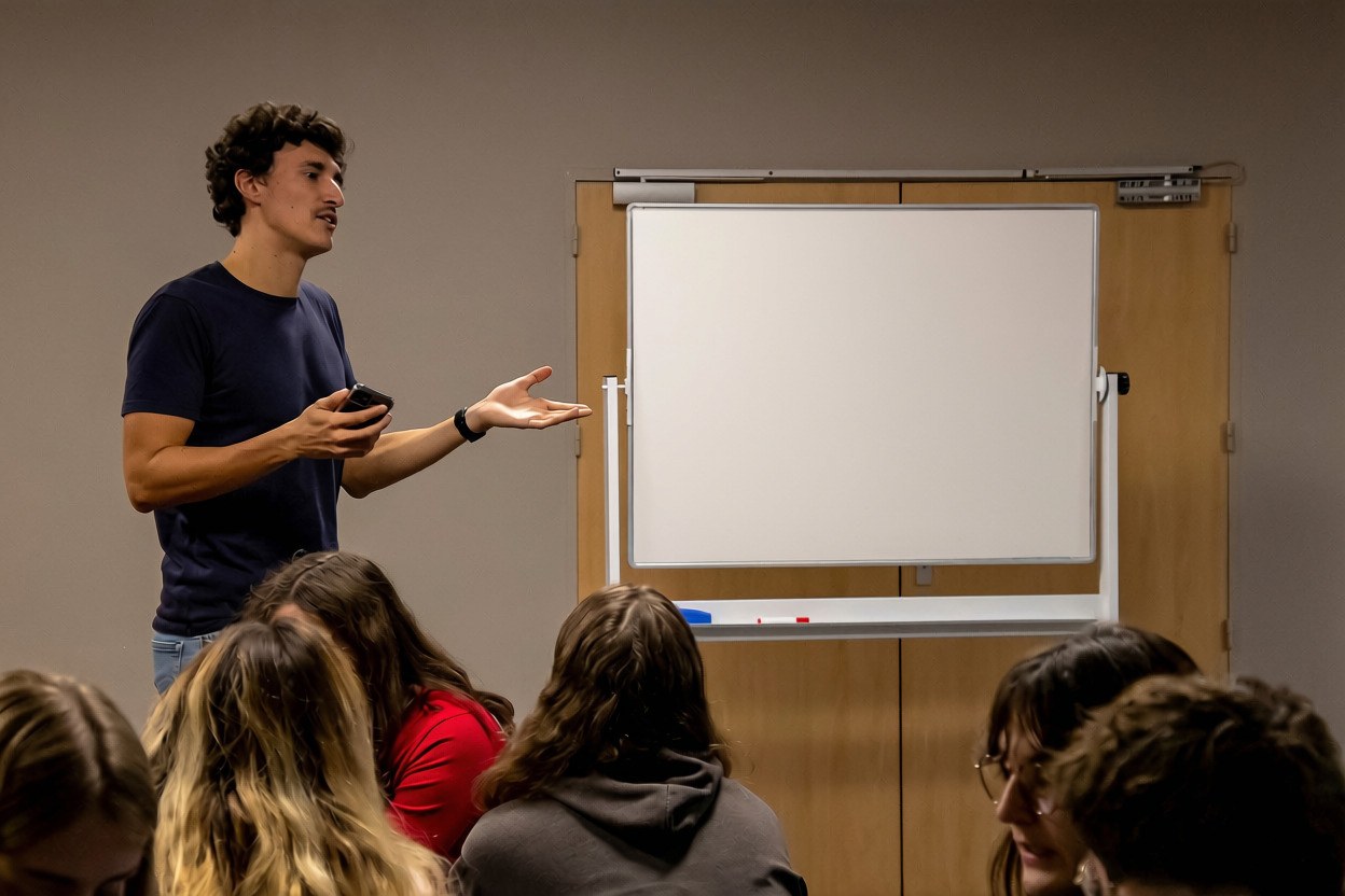 Clément Borgia anime un atelier devant un tableau blanc